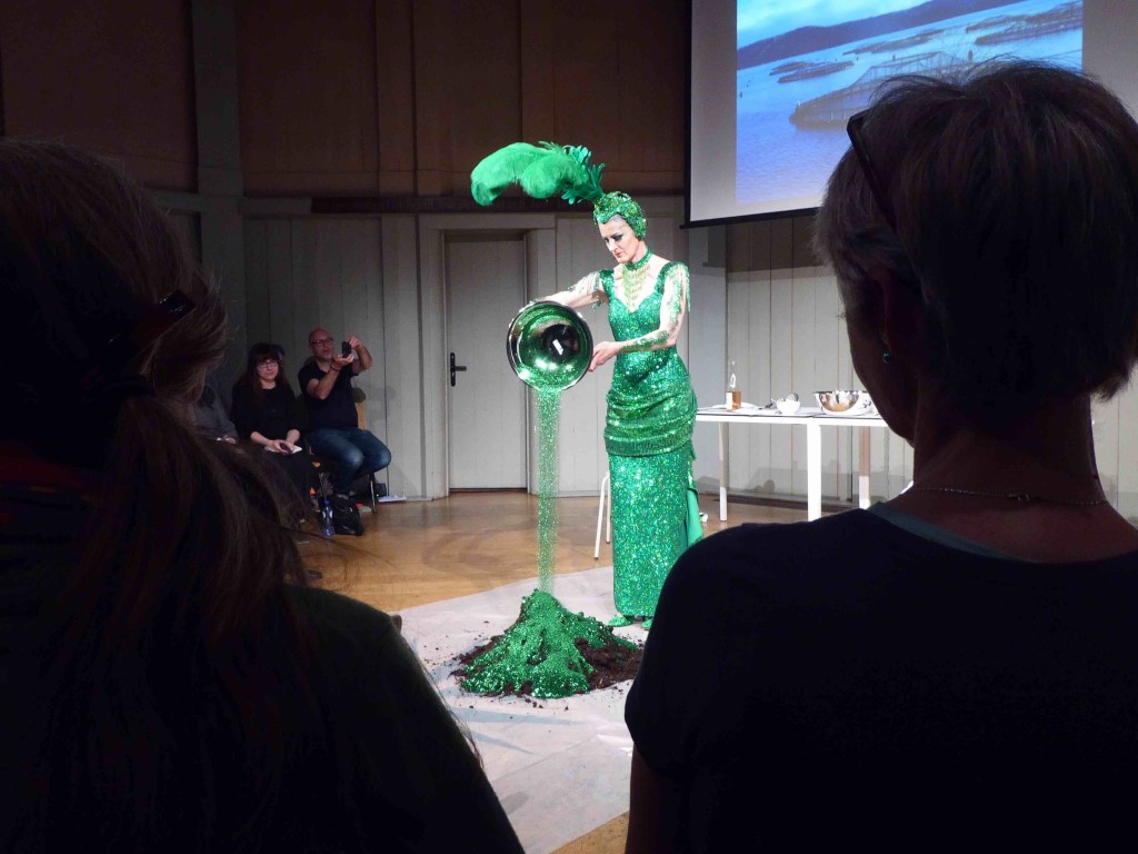 Be-wildering, Kira O'Reilly & Jennifer Willet, Waag Society, Amsterdam, 12 mai 2017 (photo Annick Bureaud)