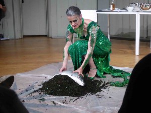 Be-wildering, Kira O'Reilly & Jennifer Willet, Waag Society, Amsterdam, 12 mai 2017 (photo Annick Bureaud)