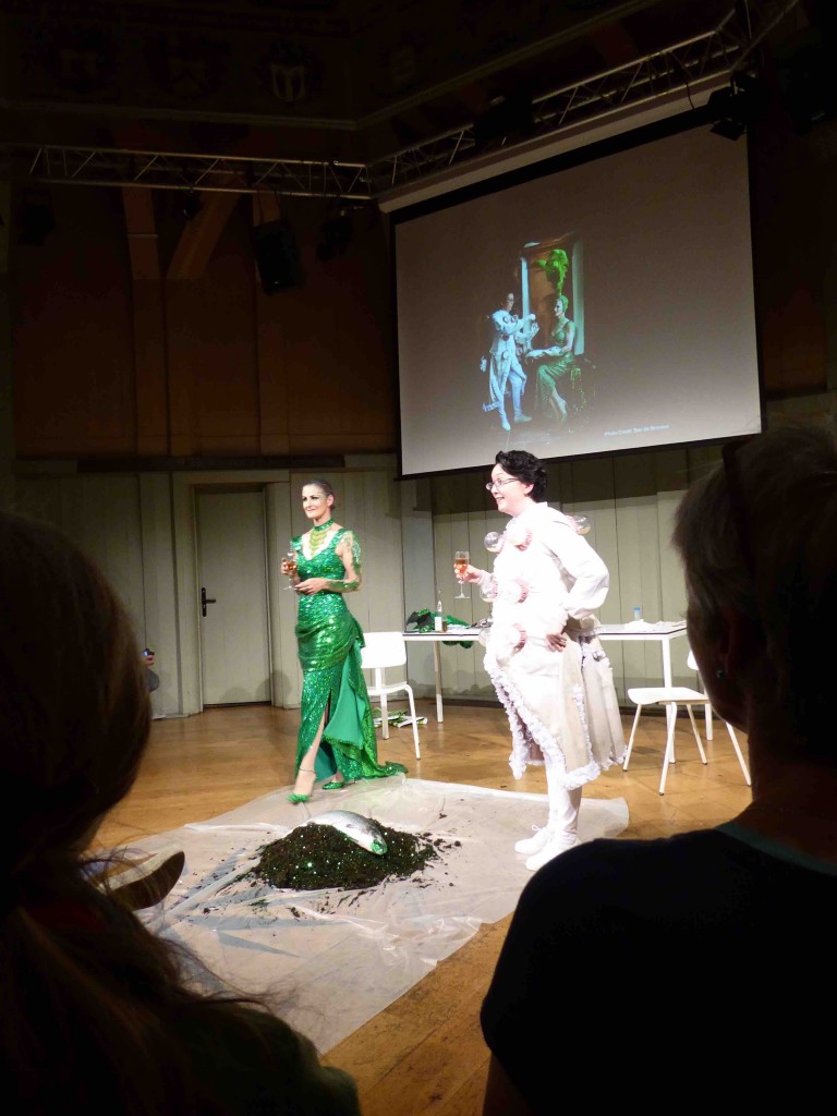 Be-wildering, Kira O'Reilly & Jennifer Willet, Waag Society, Amsterdam, 12 mai 2017 (photo Annick Bureaud)