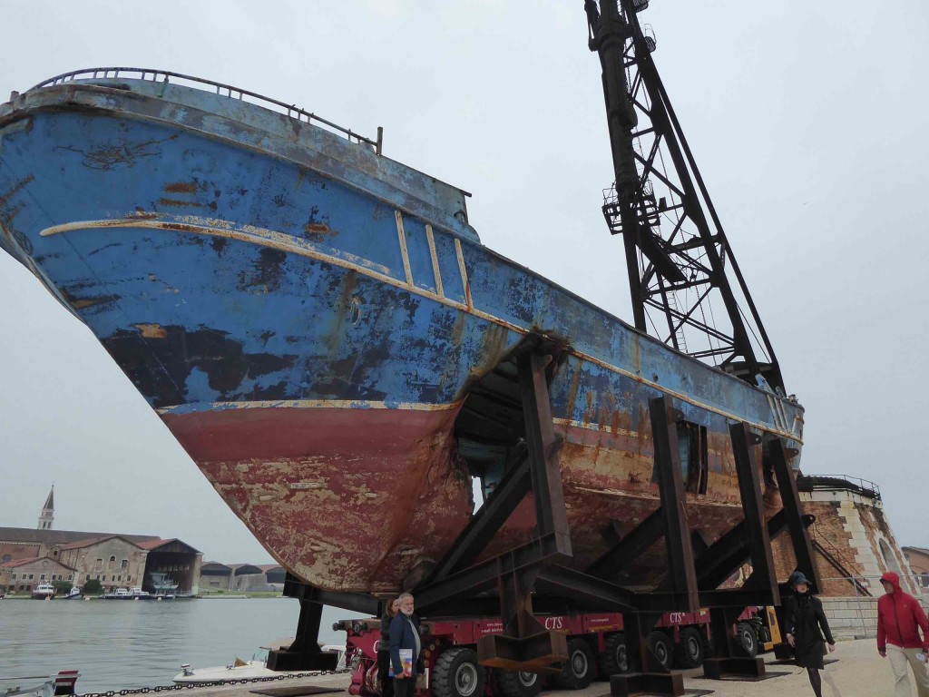 Barca Nostra, bateau dans lequel ont péri des centaines de personnes (dites « migrants »), renfloué par l’artiste Christoph Bückel pour la Biennale de Venise 2019 et exposé à l’Arsenale. 