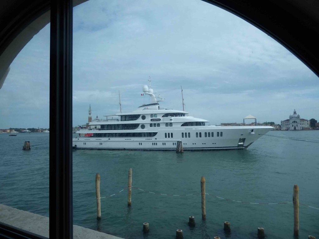 Yacht amarré à proximité de Punta della Dogana 